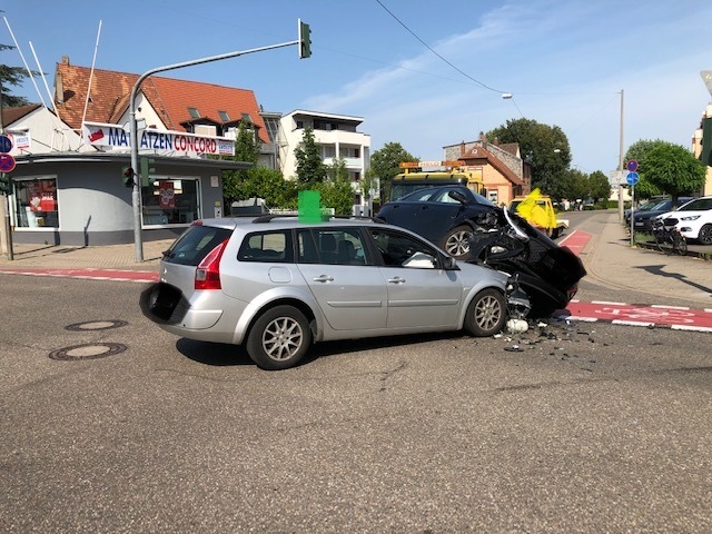 POL-PDLD: Landau, Neustadter/Zeppelinstraße, 1.7.19, 16.15 Uhr
Verkehrsunfall mit zwei leicht verletzten Personen