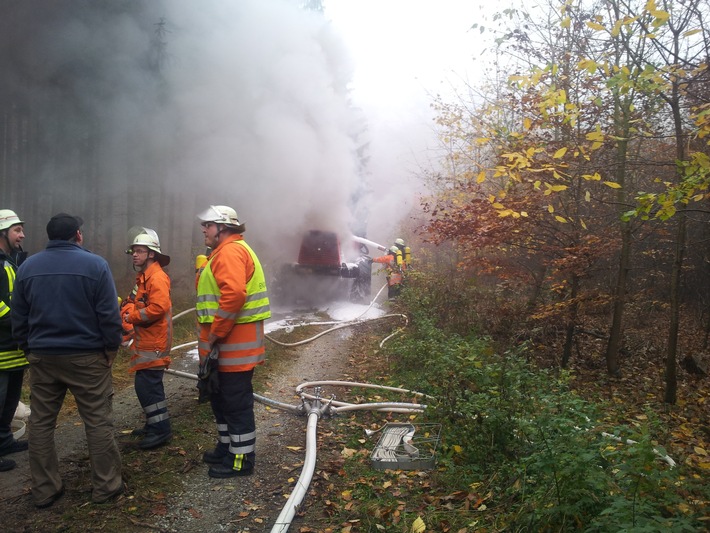 POL-HI: Holzerntemaschine geht in Flammen auf
