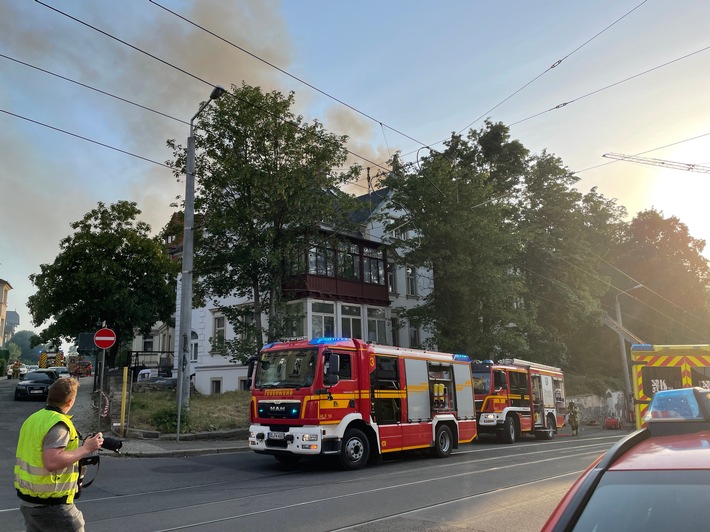 FW Dresden: Dachstuhlbrand in einem Wohngebäude mit zahlreichen Verletzten