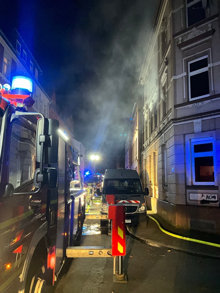 FW-GE: Brand mit Menschenleben in Gefahr in Ückendorf - Feuer in einem Mehrfamilienhaus an der Metzer Straße