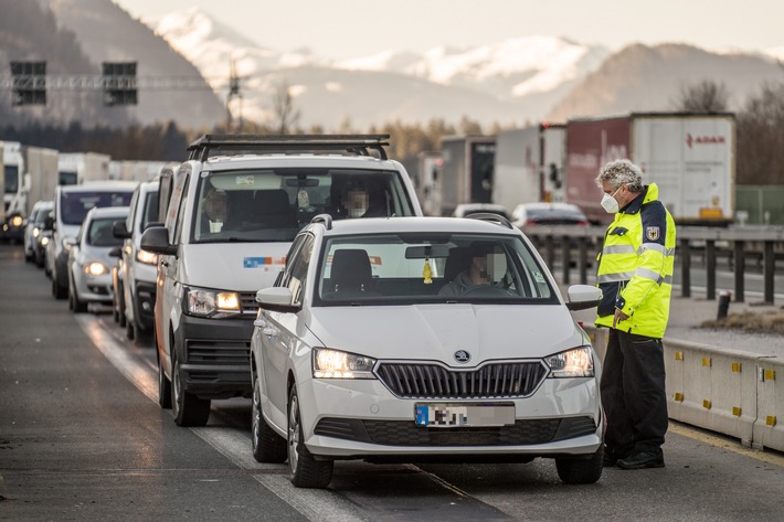 Bundespolizeidirektion München: Fünfter Geschleuster kauert zwischen Gepäck / Bundespolizei nimmt mutmaßlichen Schleuser bei Grenzkontrollen fest