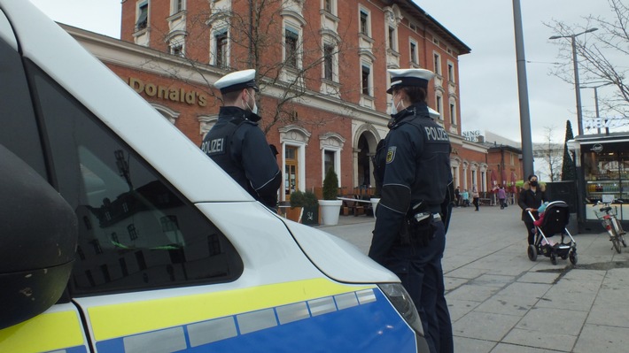 Bundespolizeidirektion München: Angriff auf Polizeibeamte / Mann geht mit Gitarre auf Bundespolizisten los