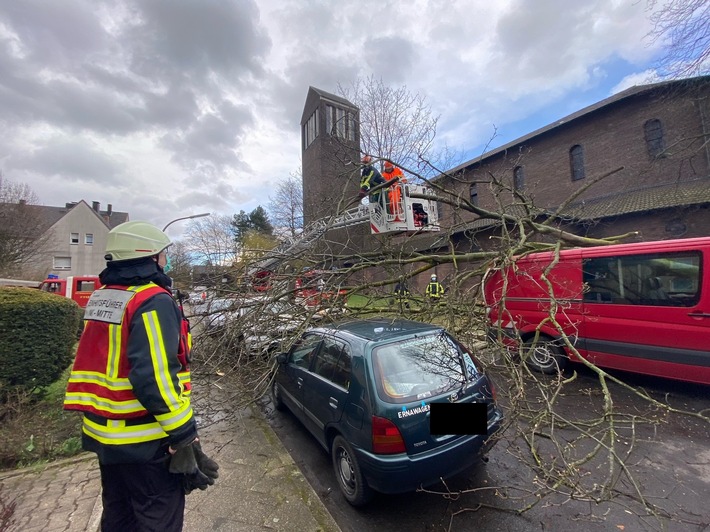 FW-BO: Viele Unwetter-Einsätze am Samstag für die Feuerwehr Bochum