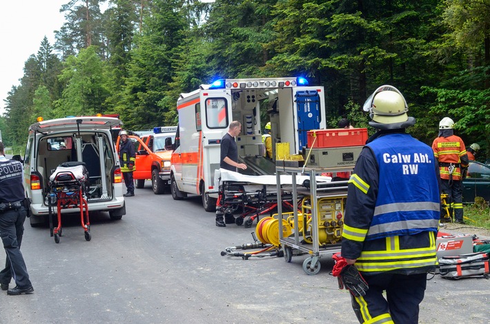 KFV-CW: Unfall mit zwei Schwerverletzten in Kleinwagen. Fahrt endet im Wald.