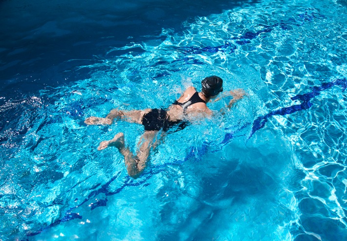 Schwimmen stärkt den Rücken - wenn die Technik stimmt / Wer an Kreuzweh leidet, sollte Wassersport betreiben. Doch insbesondere beim Brustschwimmen ist die richtige Technik wichtig