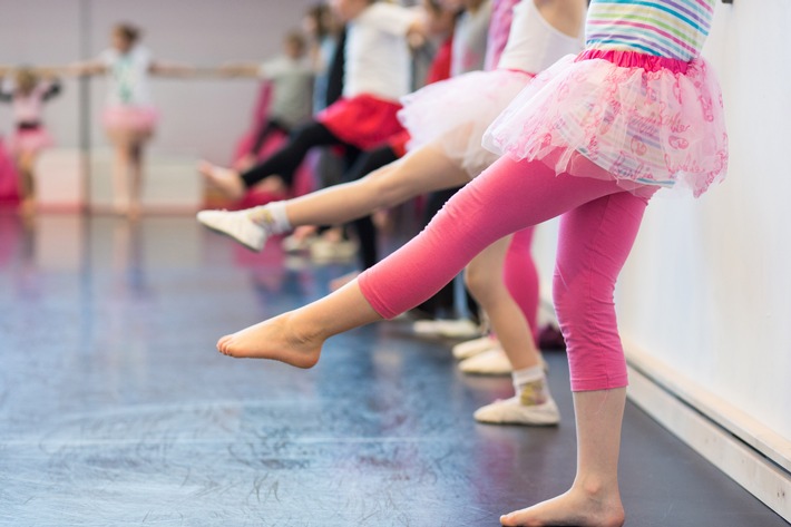 Mit Barbie für einen Tag Primaballerina an der Berliner Staatsoper / 24 Barbie Fans schlüpften am Freitagnachmittag in Berlin in die pinken Balletschuhe ihres Vorbilds (BILD)