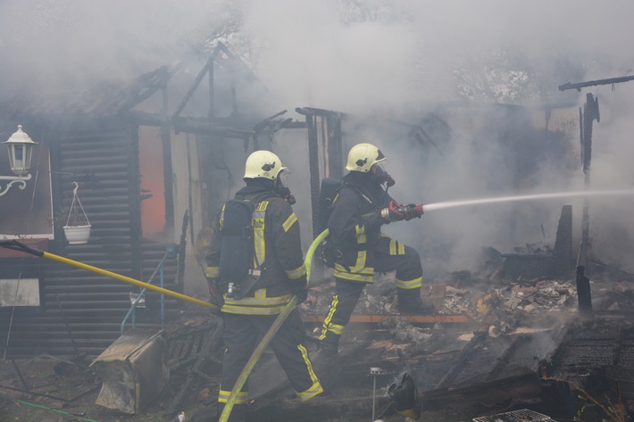 FW-MH: Vollbrand einer Gartenlaube mit starker Rauchentwicklung. Eine leicht verletzte Person.