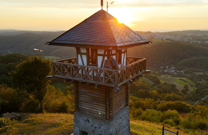 Finnian Garvey erreicht Ziel – wagemutiger RID-Weltrekord offiziell bestätigt: »schnellste Zeit für den Deutschen Limes-Wanderweg zu Fuß in historischer Rüstung« (46 Tage)
