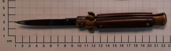 BPOL NRW: Bundespolizei findet Springmesser bei mutmaßlichem Ladendieb