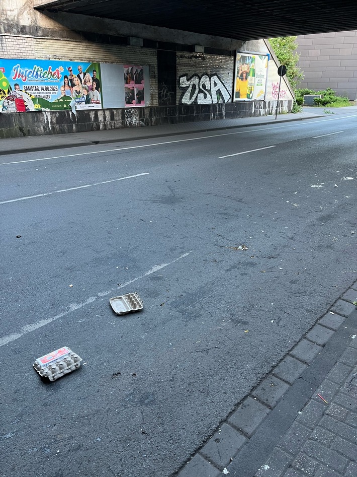 POL-DU: Mittelmeiderich: Unbekannte Jugendliche schmeißen Eier von Brücke - Zeugensuche