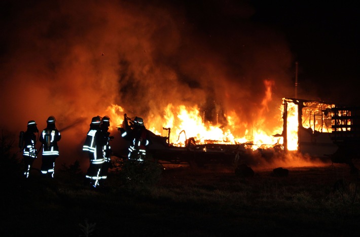 POL-MI: Wohnwagen wird Raub der Flammen