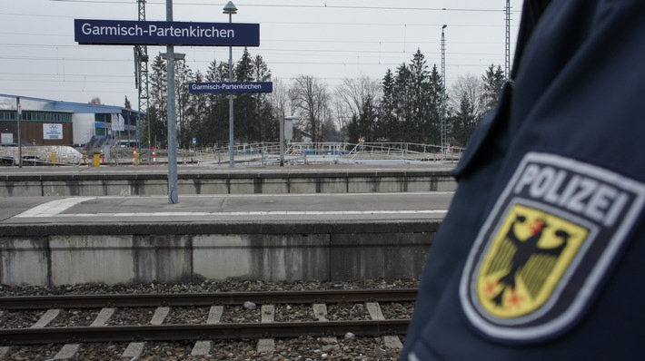 Bundespolizeidirektion München: Ohne Fahrkarte, Maske und 3-G-Nachweis - dafür mit Haftbefehl
