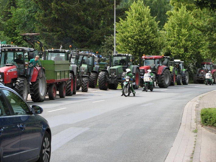 POL-HM: Aufzug regionaler Milchbauern in Hameln