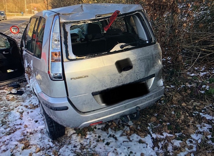 POL-PDPS: Pkw überschlägt sich, Fahrer leicht verletzt