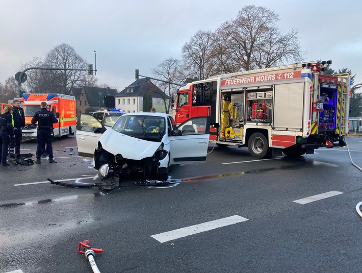 FW Moers: Schwerer Verkehrsunfall mit 2 Verletzten im Kreuzungsbereich