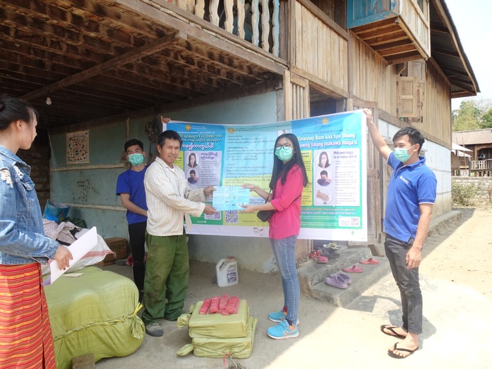arche noVa_Myanmar_Awareness mit Flyern und Seifenverteilung.JPG