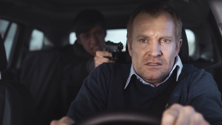 Autofahrt mit Amokläufer im "Kleinen Fernsehspiel" / ZDF zeigt "In der Überzahl" von Carsten Ludwig (FOTO)