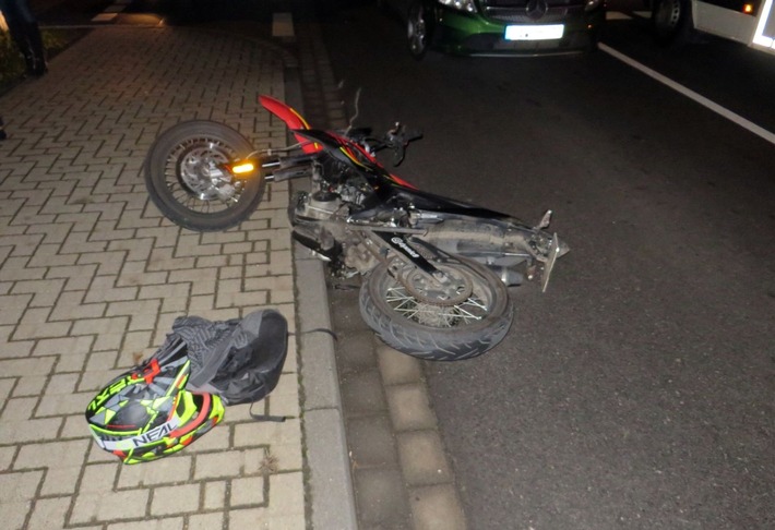 POL-OE: Rollerfahrer bei Zusammenstoß mit Opel verletzt