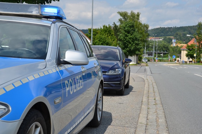 Bundespolizeidirektion München: Lebensgefährliche Einreise auf LKW-Achse