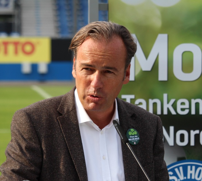 Wirtschaftsminister Claus Ruhe Madsen zeichnet schleswig-holsteinische Business Angels Matthias Damerow und Axel Niesing aus