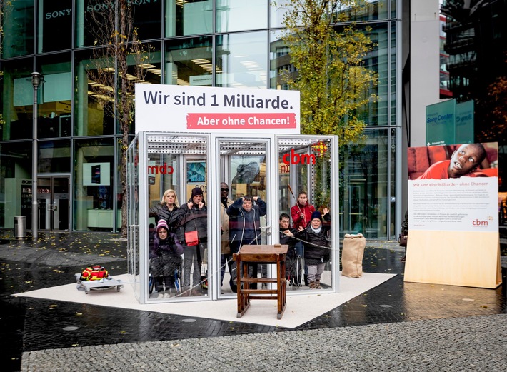 Welttag der Menschen mit Behinderungen: Im gläsernen Gefängnis / Christoffel-Blindenmission fordert Ende der Ausgrenzung und gleiche Chancen für alle