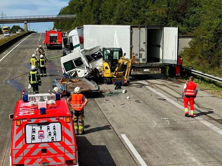 FW VG Asbach: Verkehrsunfall auf der A3 - Lkw und Transporter kollidieren / langer Rückstau am Montagmittag