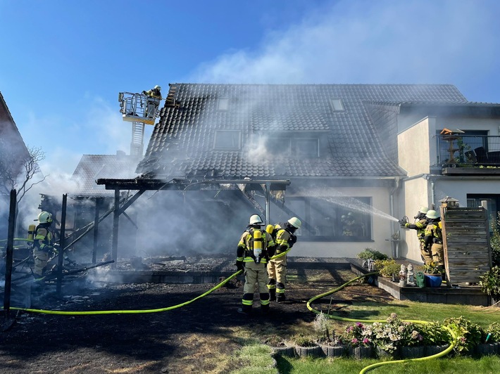 FW Xanten: Starke Rauchentwicklung durch Gebäudebrand - eine Person verletzt