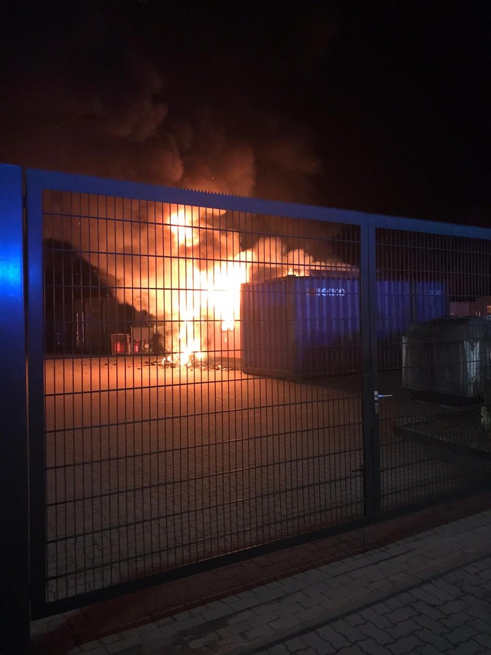 FW-RD: Feuer beim Abfallwirtschaftshof sorgte für eine große Rauchentwicklung In der St. Peter-Ording-Str., in Rendsburg, kam es gestern (13.03.2020) zu einem Feuer eines Bürocontainers.