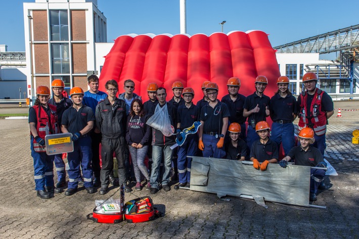 FW-Heiligenhaus: Jugendfeuerwehr Heiligenhaus rückt zur Großübung nach Hilden aus(Meldung 23/2017)