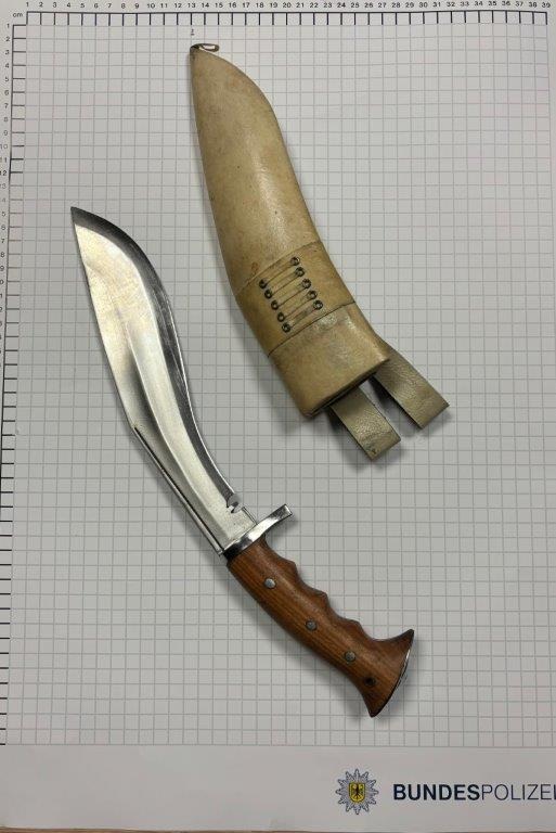 BPOL NRW: Bundespolizei stellt Khukuri-Messer sicher