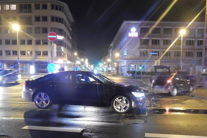 POL-PPKO: Koblenz: Unfall auf dem Friedrich-Ebert-Ring - rund 125.000 Euro Sachschaden