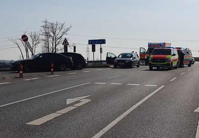 POL-STD: Fünf Verletzte bei Unfall auf der Kreisstraße 26 an der Auffahrt zur A26 in Jork