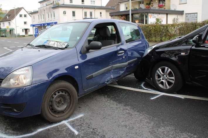 POL-RBK: Bergisch Gladbach - Mißverständnis beim Anfahren: eine Verletzte und drei beschädigte Autos