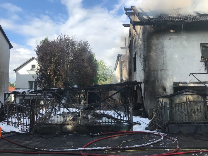 FW-F: Brand im Anbauschuppen - Feuer zerstört Wohnhaus in Niedereschbach