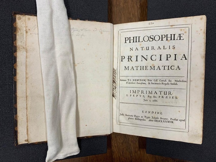 Hunderte Exemplare von Newtons Philosophiae Naturalis Principia Mathematica in neuer Zählung gefunden