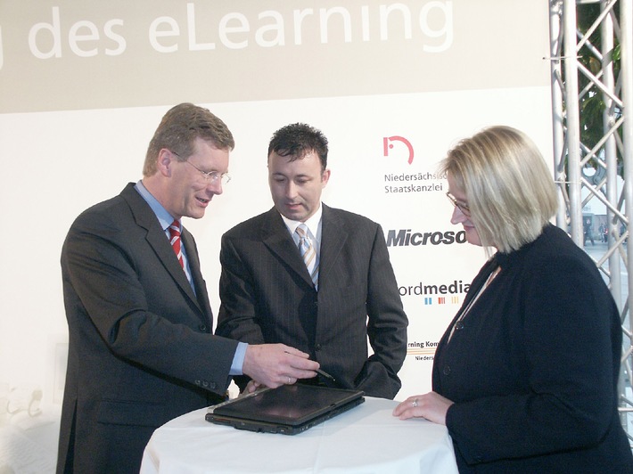 Niedersächsischer &quot;Tag des eLearning&quot; auf der CeBIT 2003 stieß auf großes Interesse - Veranstalter waren die Landesregierung Niedersachsen und Microsoft Deutschland
