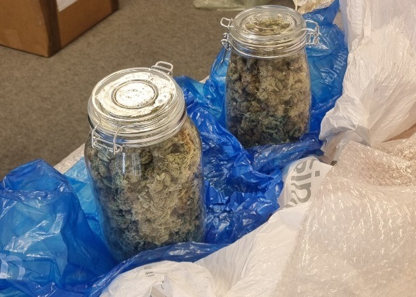HZA-KI: Gebrauchte "Home Accessories" entpuppen sich als 2,023 kg Cannabis