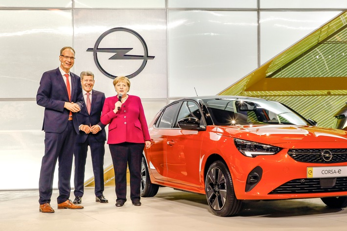 Kanzlerin Angela Merkel besucht Opel-Stand auf der IAA (FOTO)