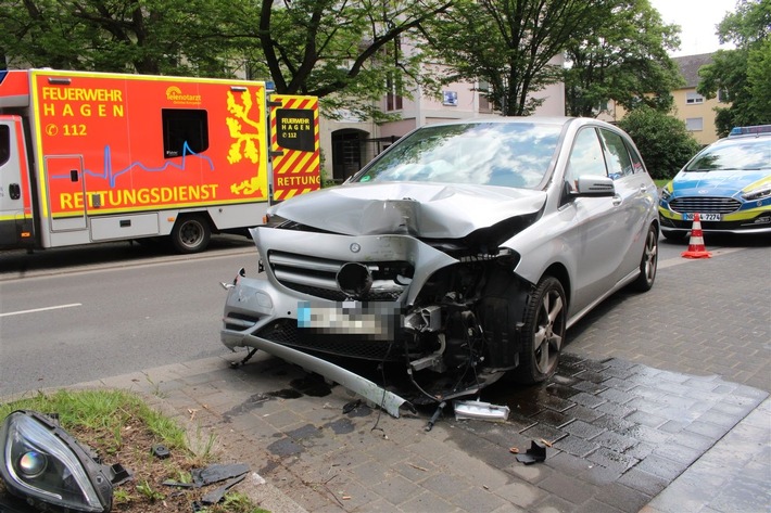 POL-HA: Schwindelgefühl während der Autofahrt führt zu Zusammenstoß mit Laterne