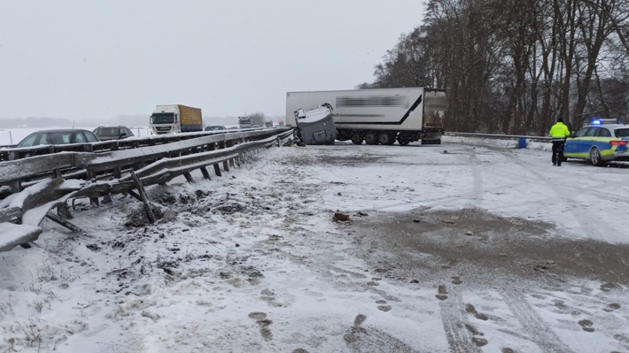 POL-DEL: Autobahnpolizei Ahlhorn: Fahrer eines Sattelzugs bei Glätteunfall auf der A1 schwer verletzt +++ Im Bereich der Gemeinde Cappeln