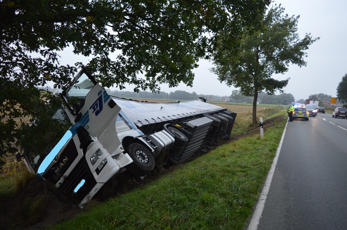 POL-DH: --- Brand einer Scheune in Scholen - Lkw auf der B 214 in Freistatt im Graben - Polizei sucht Zeugen nach Parkplatzunfall in Diepholz ---