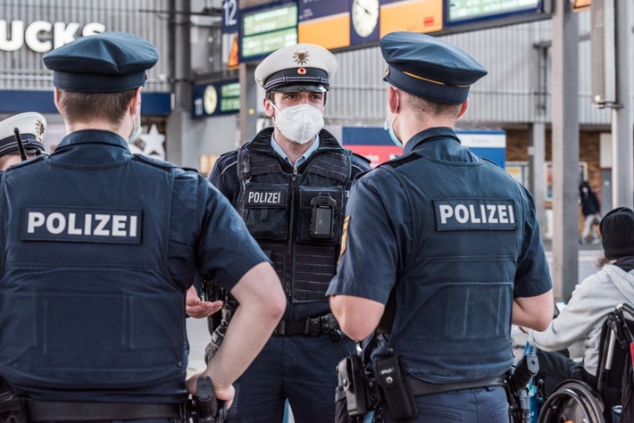 Bundespolizeidirektion München: Mit Haftbefehl, aber ohne Reisedokumente Polizei greift bekannten Migranten auf