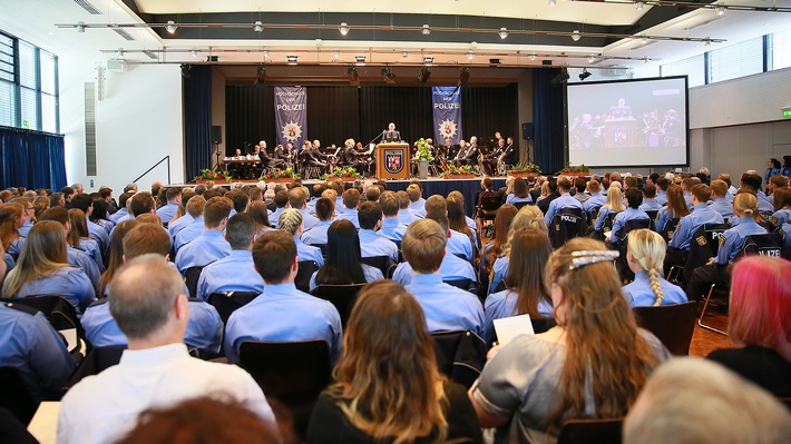 HDP-RP: Hochschule der Polizei feiert die Ernennung von 206 Polizeikommissarinnen und Polizeikommissaren