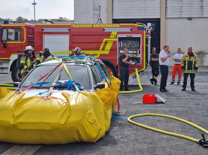 FW Bremerhaven: Feuerwehr veranstaltet Strategietreffen für Fahrzeugbrände mit Elektroantrieb