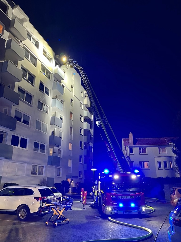 FW Bremerhaven: Feuerwehr rettet Person aus brennender Wohnung