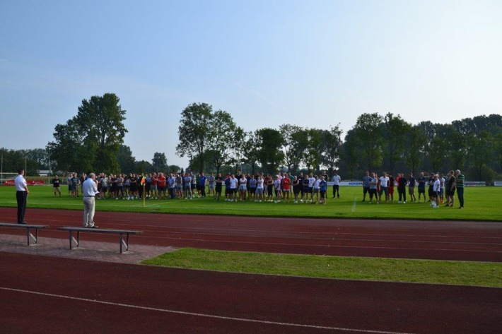 POL-WHV: &quot;Das Runde muss ins Eckige&quot; - 150 Polizeibeamte spielten in Wilhelmshaven die Behördenmeisterschaften aus - ein toller Teamspirit für die Polizeibeamtinnen und Polizeibeamten (2 Fotos)