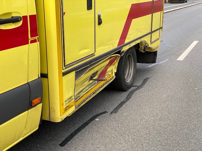 FW Dresden: Verkehrsunfall mit einem Rettungswagen