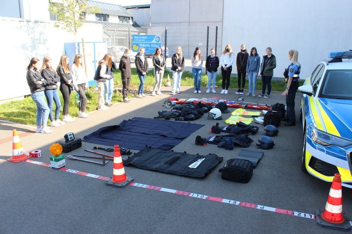 POL-PDTR: Girls Day 2022 bei der Polizeiinspektion Trier