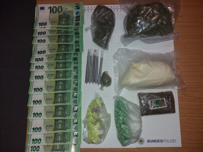 BPOL NRW: Über ein halbes Kilo Drogen im Gepäck - Bundespolizei nimmt 49-Jährigen fest