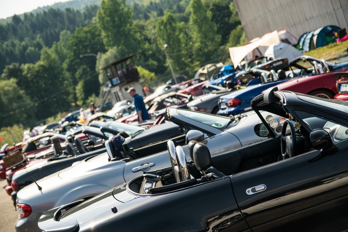 Mazda unterstützt MX-5 "Treffen in der Mitte"